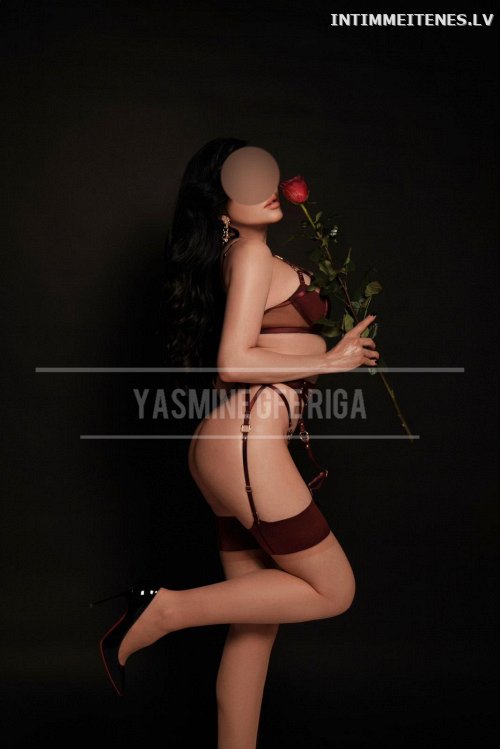 YASMINE REAL