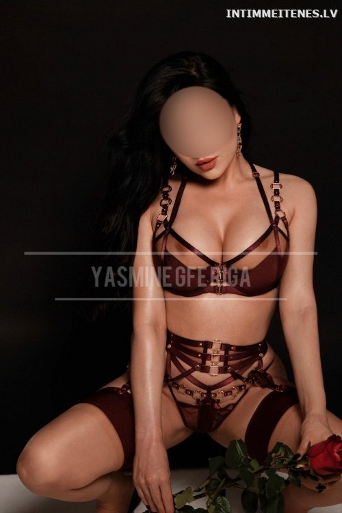 YASMINE REAL