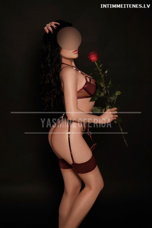 YASMINE REAL